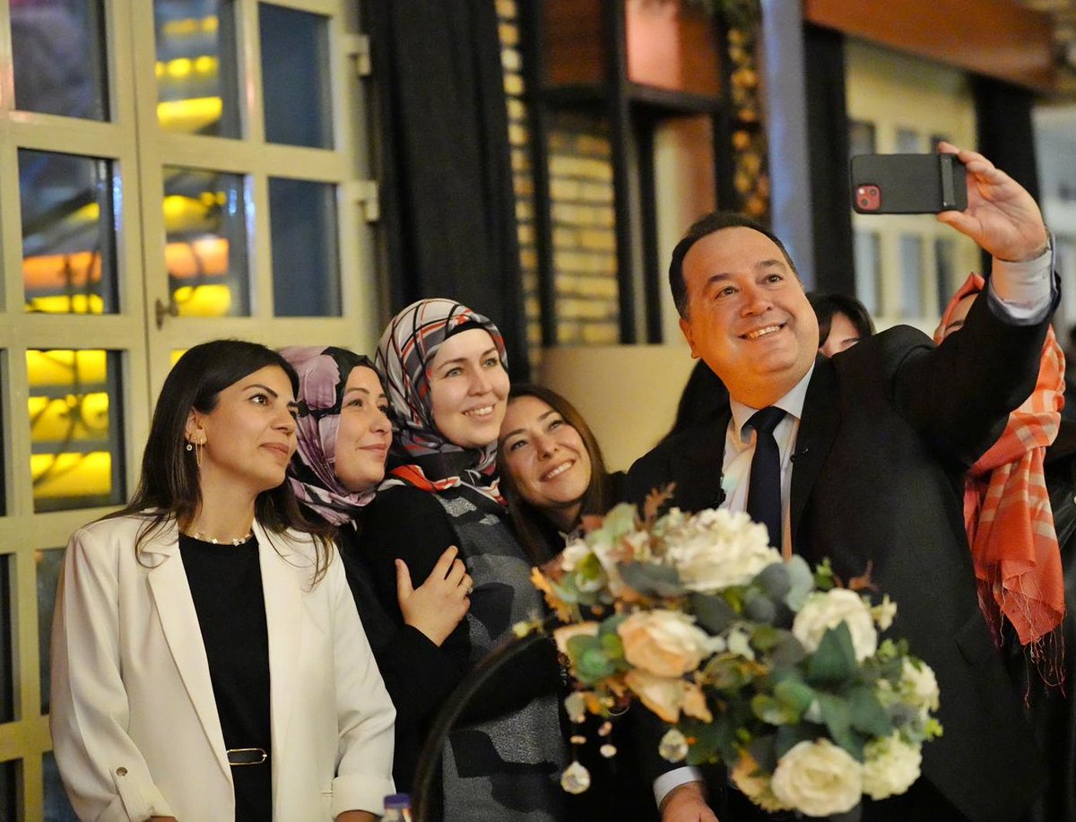 besimecz's tweet image. Manisa’mızın yarınlarını şekillendiren değerli öğretmenlerimizle 24 Kasım Öğretmenler Günü vesilesiyle bir araya geldik.

MABEM’den Çocuk Kültür ve Sanat Merkezlerimize, Yuvamız Manisa Çocuk Eğitim Merkezlerimizden MASMEK kurslarımıza kadar, Büyükşehir Belediyemizin eğitim…