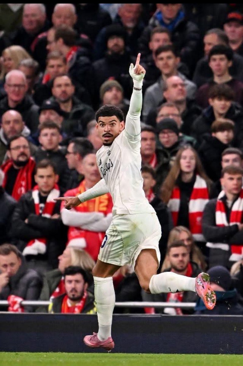 NFFCYorkshire's tweet image. Not a phone in sight, just a bunch of people living in the moment! #NFFC #lfc