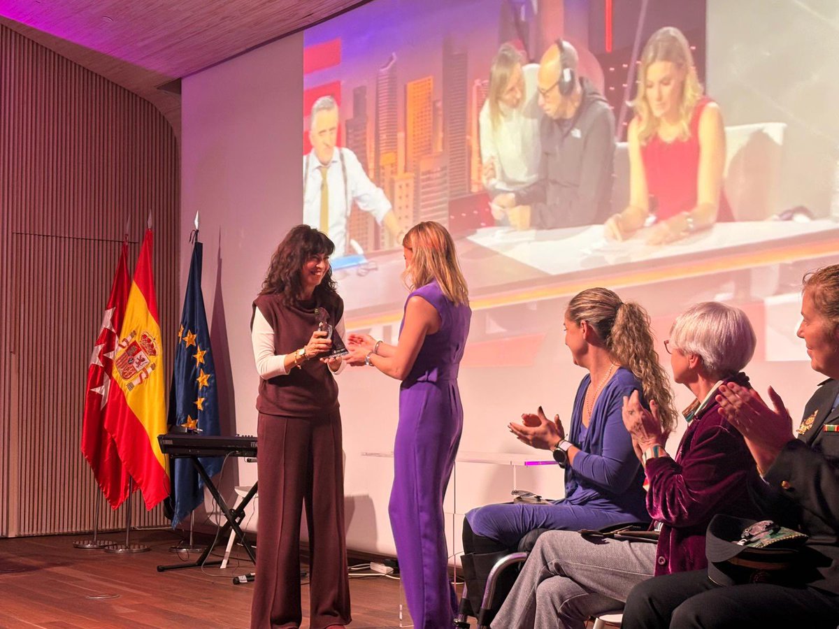 🗣️ “Los grandes consensos como el constitucional son los que nos han permitido avanzar y lograr este año, por ejemplo, renovar el pacto de Estado”.

🔴 La ministra de Igualdad, <a href="/_anaredondo_/">Ana Redondo</a>, en la entrega de reconocimientos contra la violencia de género 'Meninas 2025'.