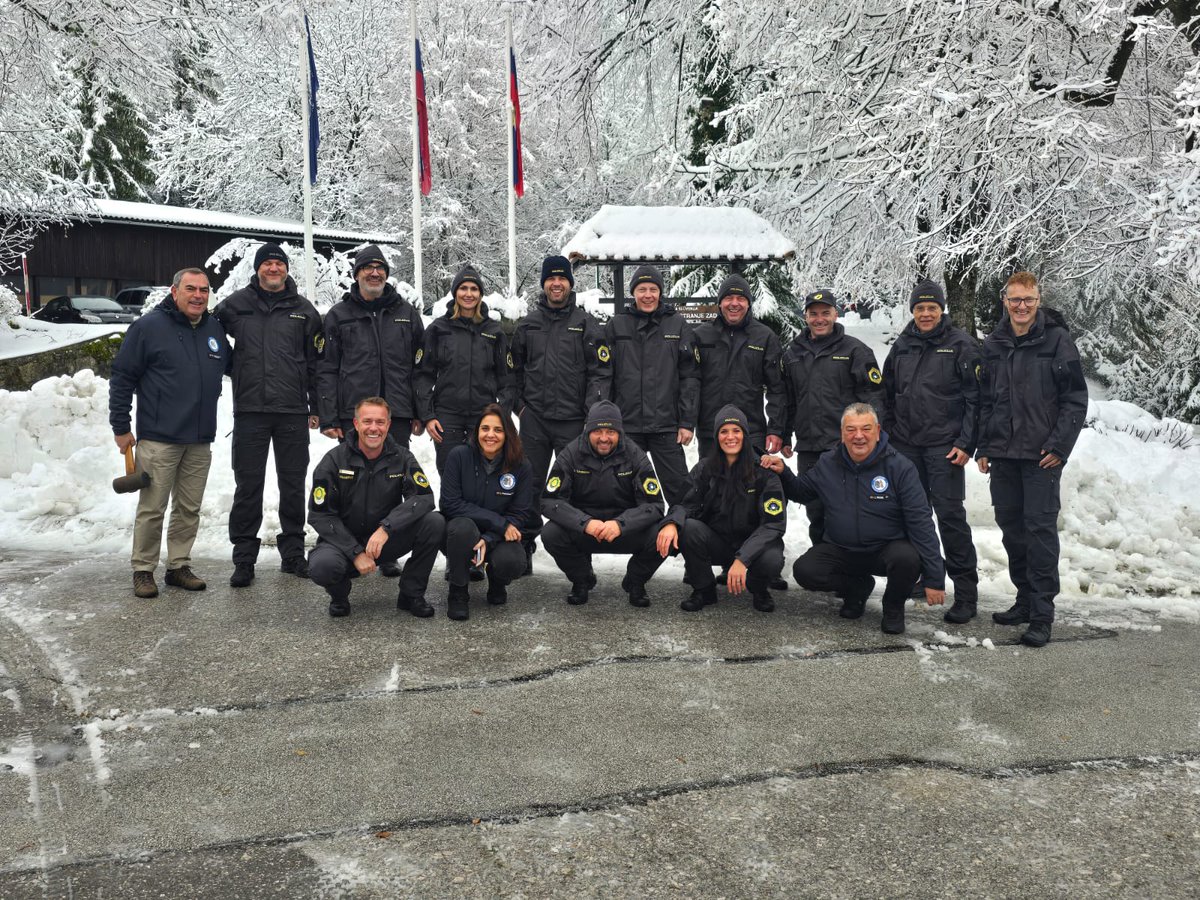 PJudiciaria's tweet image. De 17 a 21 de novembro, a  @PJudiciaria deixou vestígios de conhecimento forense na Eslovénia🔎
O curso sobre interpretação de padrões de manchas de sangue, foi dado por 3 formadores do #LPC a 13 peritos, do Laboratório Nacional de Ciências Forenses local e da Polícia Eslovena.