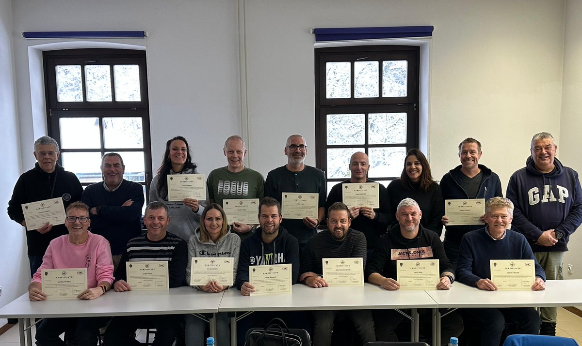 PJudiciaria's tweet image. De 17 a 21 de novembro, a  @PJudiciaria deixou vestígios de conhecimento forense na Eslovénia🔎
O curso sobre interpretação de padrões de manchas de sangue, foi dado por 3 formadores do #LPC a 13 peritos, do Laboratório Nacional de Ciências Forenses local e da Polícia Eslovena.