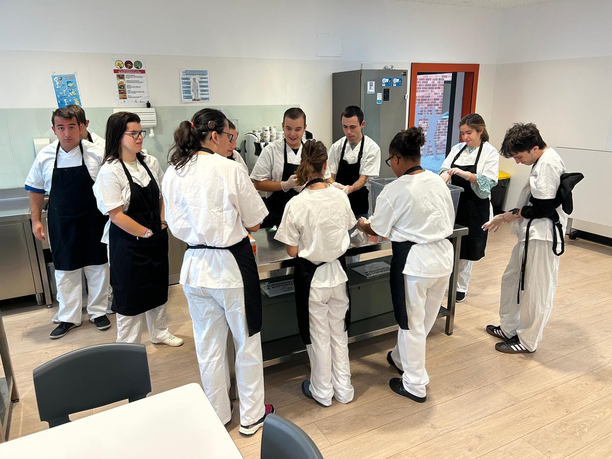👩‍🍳👨‍🍳 Esfuerzo, ejecución técnica, responsabilidad.

Alumnos de #FormaciónProfesional de #ColegioPadreApolinar cocinan y sirven Buffet Desayuno para 72 asistentes a II Encuentro <a href="/obrasanmartin/">Obra San Martín</a> y Menú Degustación para 20.

👏¡Calidad óptima, presentación cuidada y atención selecta!