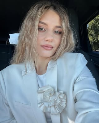 RyanJon56222797's tweet image. &quot;A sunny drive, enjoying the elegant atmosphere. I especially love this simple and elegant style today! ☀️✨ #OutfitOfTheDay #FashionStyle #OnTheGo&quot;
