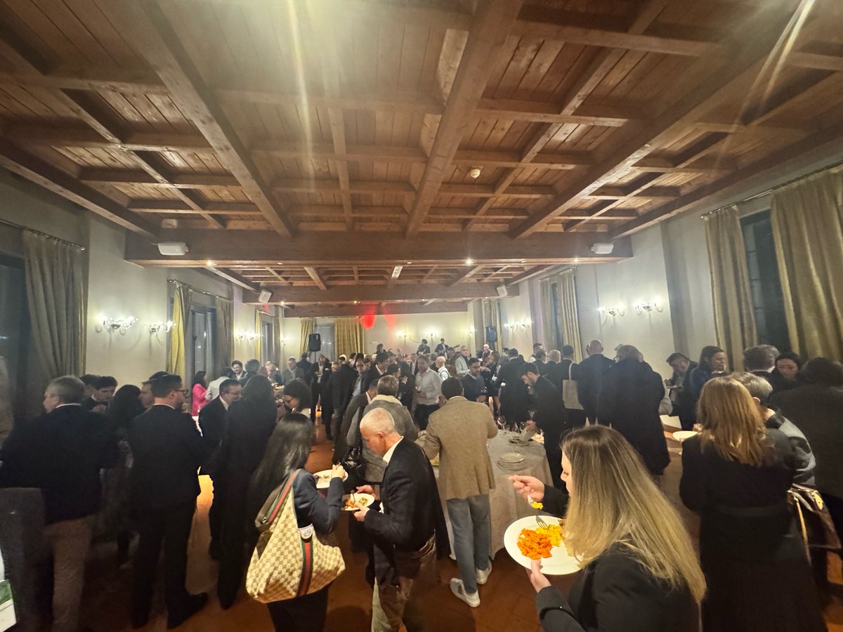 ElettTech's tweet image. E si continua col party!! #IESSummit