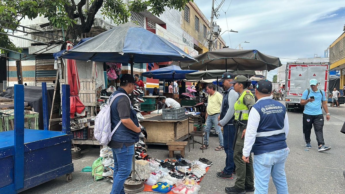 alcaldiabquilla's tweet image. Mantenemos actividades de regulación y control del espacio público en sectores priorizados del Centro, en articulación con @PoliciaBquilla, con el fin de garantizar el orden y la convivencia ciudadana.
