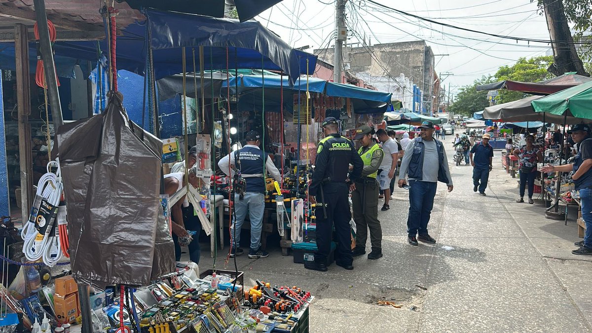 alcaldiabquilla's tweet image. Mantenemos actividades de regulación y control del espacio público en sectores priorizados del Centro, en articulación con @PoliciaBquilla, con el fin de garantizar el orden y la convivencia ciudadana.