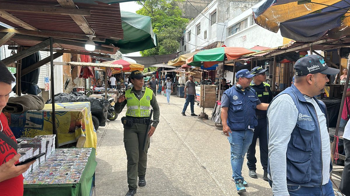 alcaldiabquilla's tweet image. Mantenemos actividades de regulación y control del espacio público en sectores priorizados del Centro, en articulación con @PoliciaBquilla, con el fin de garantizar el orden y la convivencia ciudadana.