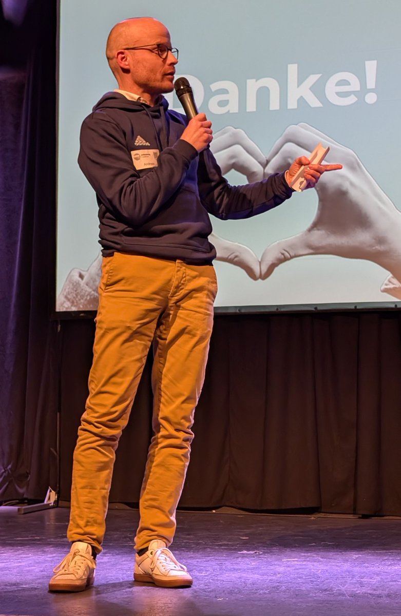 Danke an <a href="/schwarzwild/">Schwarzwild Sports</a>.info Andreas! Er meistert die Moderation des #wmfra Webmontag Frankfurt heute geradzu  tiefenentspannt durch die etwas wackelige Anfangsphase.