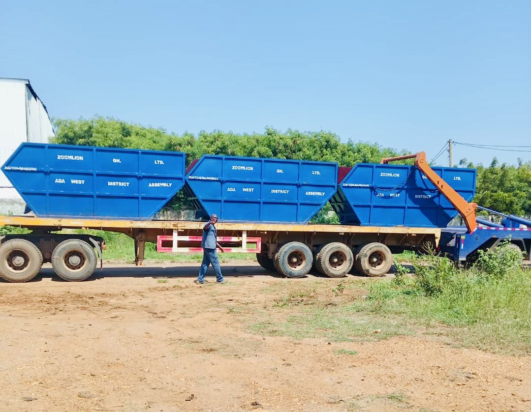 ZoomlionLtd's tweet photo. As part of our commitment to improving service quality under the Sanitation Improvement Package (SIP), Zoomlion is rolling out 600 brand-new Skip Containers to MMDAs across the country to boost solid waste collection and haulage.

#ZoomlionInterventions #ZoomlionDeyWork #SIP https://t.co/fInrmcsp4Q