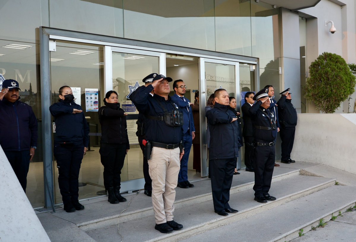 SSPPCSnAndresCH's tweet image. 🫡🇲🇽 A través de nuestra Ceremonia de Izamiento de Bandera que llevamos a cabo cada lunes, mantenemos firmes los valores que nos rigen como integrantes de la #SSPPC. 👮🏻👮🏻‍♀️👩🏻‍🚒🧑🏻‍🚒. 

#ContigoConstruimosSeguridad🤝🏻