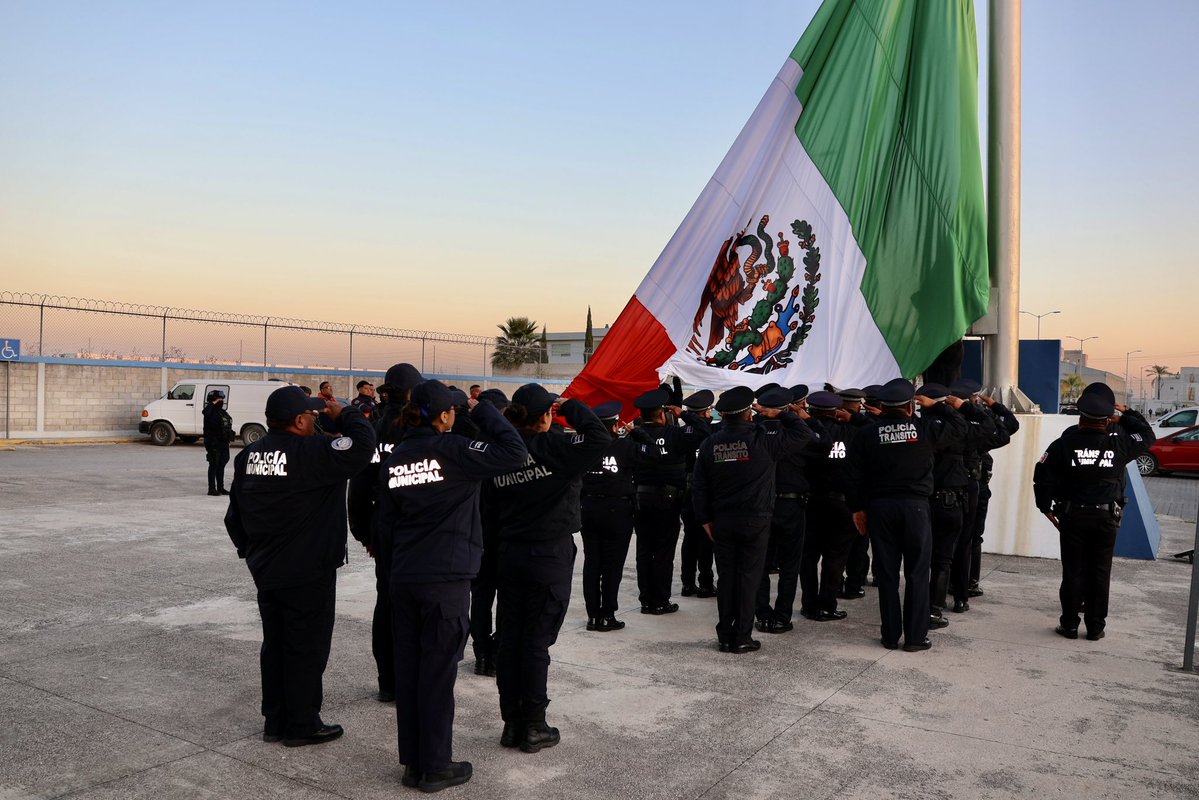 SSPPCSnAndresCH's tweet image. 🫡🇲🇽 A través de nuestra Ceremonia de Izamiento de Bandera que llevamos a cabo cada lunes, mantenemos firmes los valores que nos rigen como integrantes de la #SSPPC. 👮🏻👮🏻‍♀️👩🏻‍🚒🧑🏻‍🚒. 

#ContigoConstruimosSeguridad🤝🏻
