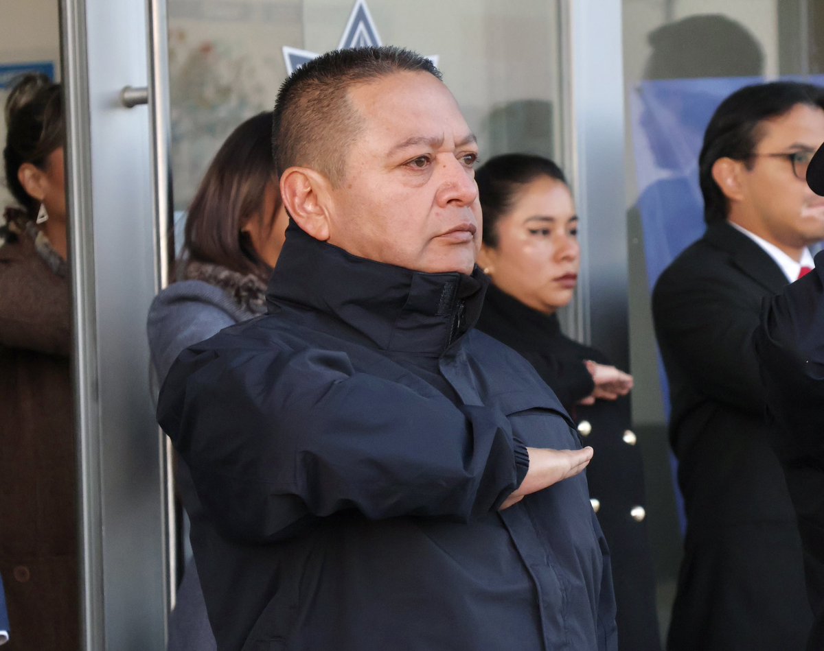 SSPPCSnAndresCH's tweet image. 🫡🇲🇽 A través de nuestra Ceremonia de Izamiento de Bandera que llevamos a cabo cada lunes, mantenemos firmes los valores que nos rigen como integrantes de la #SSPPC. 👮🏻👮🏻‍♀️👩🏻‍🚒🧑🏻‍🚒. 

#ContigoConstruimosSeguridad🤝🏻