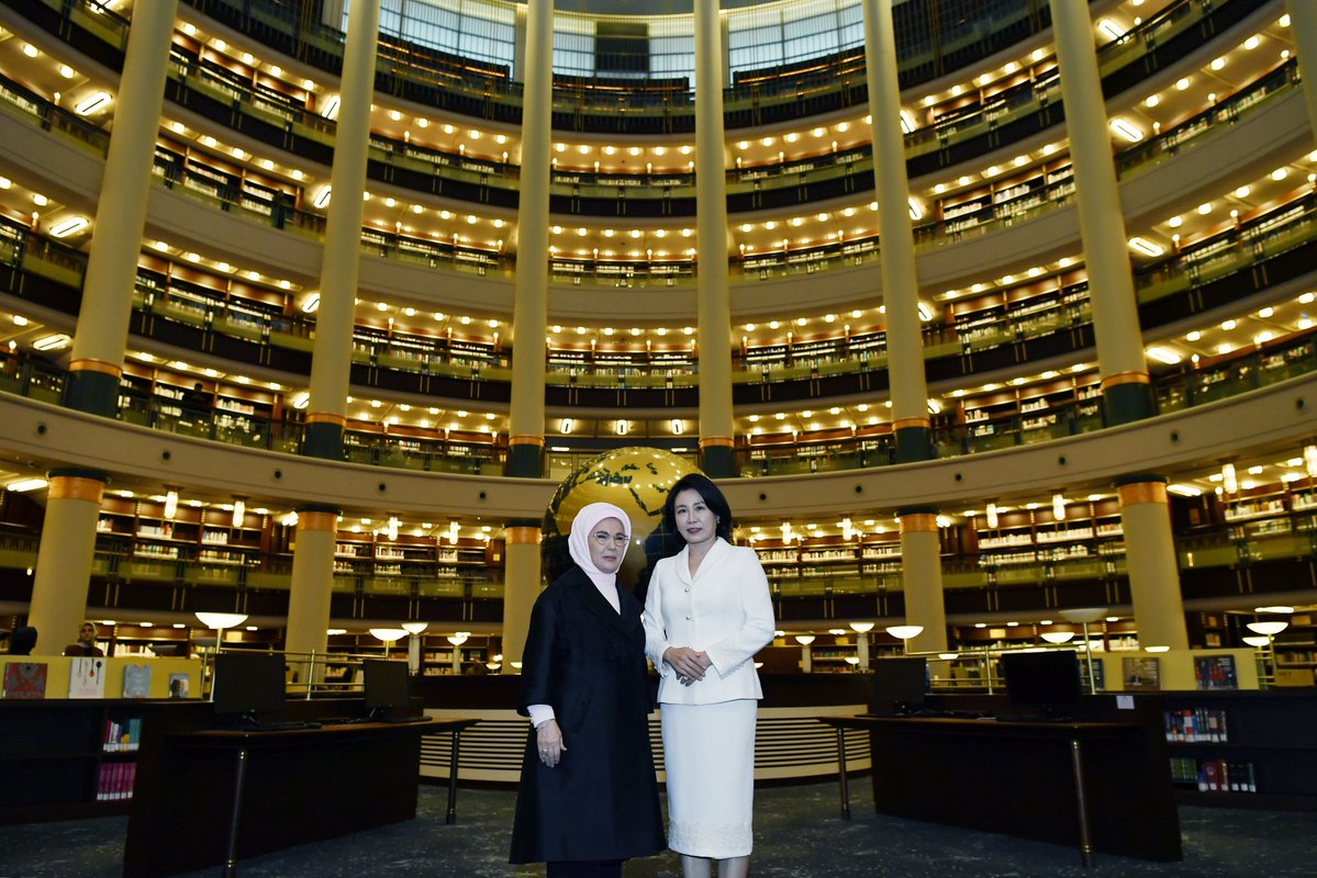 EmineErdogan's tweet image. Ülkemize resmi ziyarette bulunan Güney Kore Devlet Başkanı’nın değerli eşi Kim Hea Kyung Hanımefendi ile Cumhurbaşkanlığı Millet Kütüphanemizde bir araya geldik.  

Güney Kore kitaplığında, iki ülke arasındaki kültürel yakınlığı yansıtan seçkin eserleri inceledik.

Anadolu’nun…