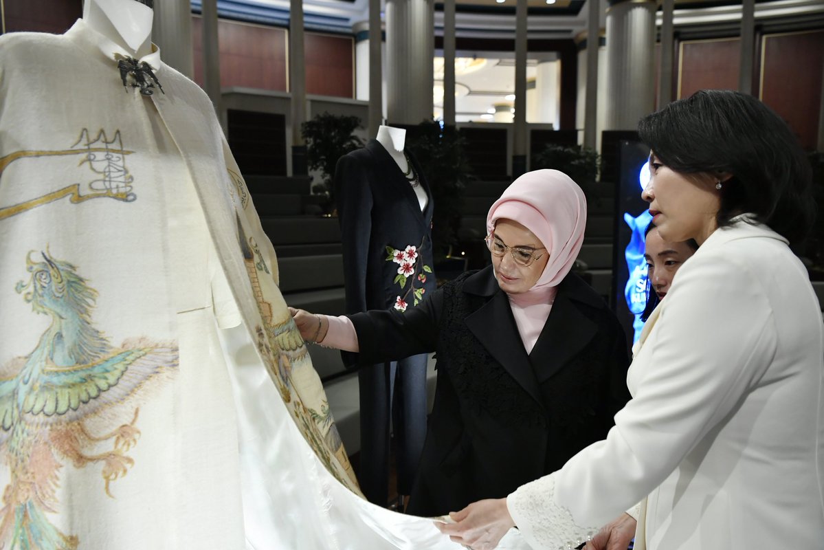 EmineErdogan's tweet image. Ülkemize resmi ziyarette bulunan Güney Kore Devlet Başkanı’nın değerli eşi Kim Hea Kyung Hanımefendi ile Cumhurbaşkanlığı Millet Kütüphanemizde bir araya geldik.  

Güney Kore kitaplığında, iki ülke arasındaki kültürel yakınlığı yansıtan seçkin eserleri inceledik.

Anadolu’nun…