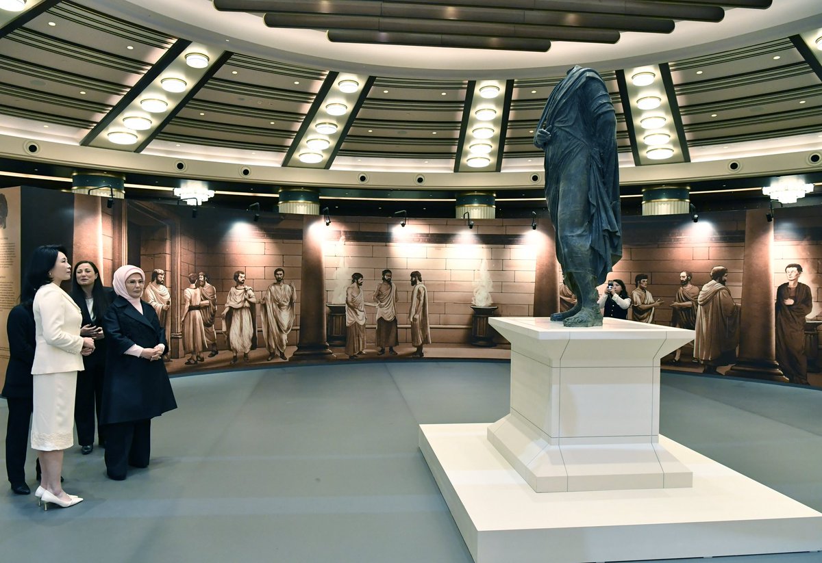 EmineErdogan's tweet image. Ülkemize resmi ziyarette bulunan Güney Kore Devlet Başkanı’nın değerli eşi Kim Hea Kyung Hanımefendi ile Cumhurbaşkanlığı Millet Kütüphanemizde bir araya geldik.  

Güney Kore kitaplığında, iki ülke arasındaki kültürel yakınlığı yansıtan seçkin eserleri inceledik.

Anadolu’nun…