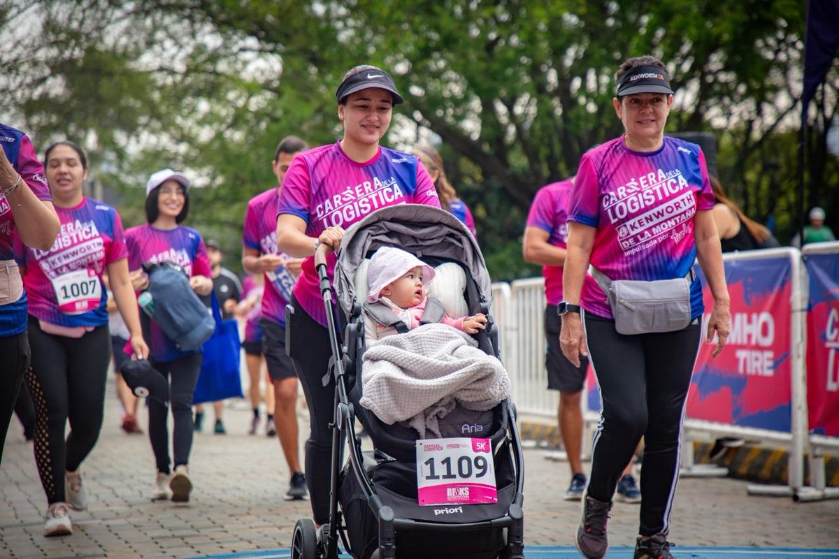 Ayer domingo 23 de noviembre culminamos nuestra agenda ce carreras 2025 con la más alegre de todas, la #CarreraDeLaLogística. ¡Gracias a los miles de corredores que nos acompañaron en este año tan especial!
