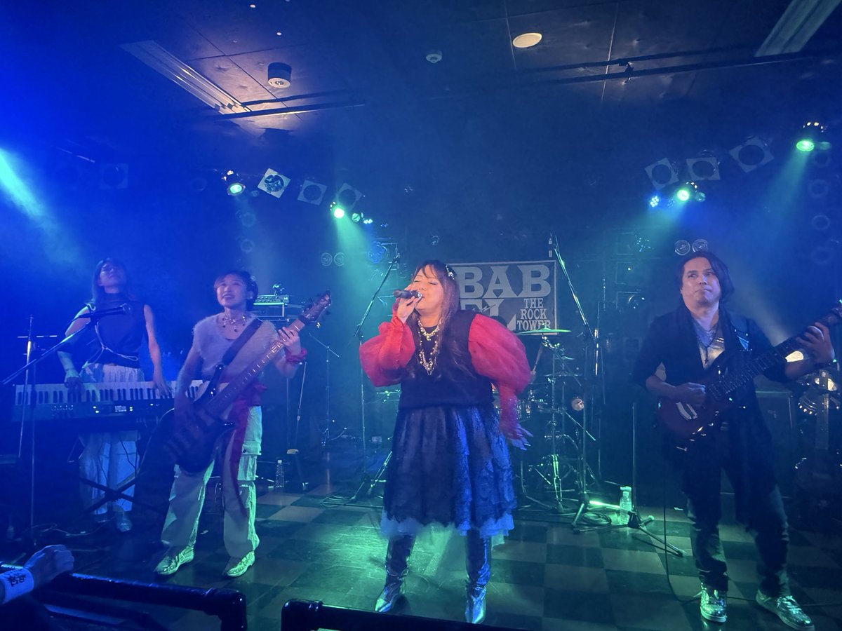 zazixmetal's tweet photo. Papilio Effectusは2回目
相変わらず曲展開が複雑
ベースのお姉さんやっぱすげーってほぼベースばかりみてた笑
 #PapilioEffectus https://t.co/Pxv94BDZdu