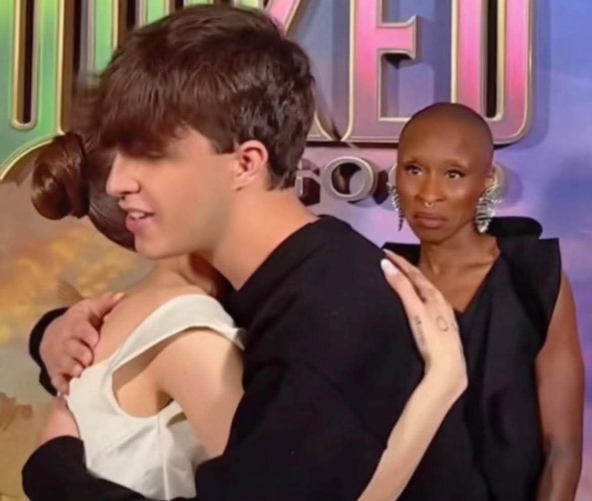 janninereid1's tweet image. This is a photo of Ariana Grande hugging a fan. 🧐
What do you notice? 😳😳😳