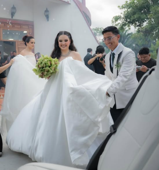 PublinewsGT's tweet photo. ¡No lo olvidarás! Los inéditos momentos que se vivieron en la boda de Jossy Estaban y Deanna Melillo
#Entretenimiento #Influencer #HelloMucha #PublimetroSV 

https://t.co/rnEHY5h4bG https://t.co/sJym14DfYO