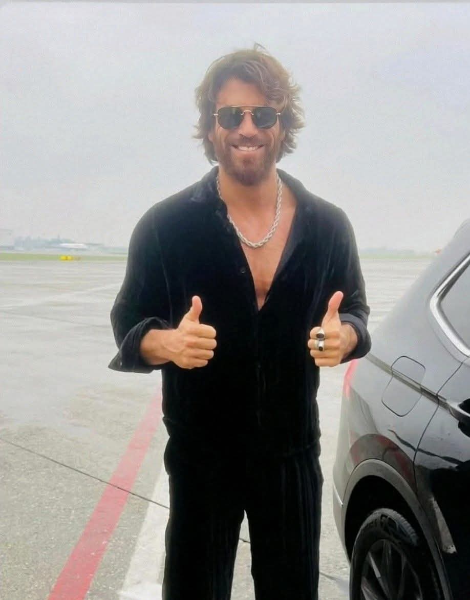 🆕Foto publicada por el Aeropuerto de Milán Bérgamo.

Tuvimos el placer de recibir hoy al actor turco #CanYaman , que salió de nuestra terminal! ✈️✈️
Gracias por elegirnos!