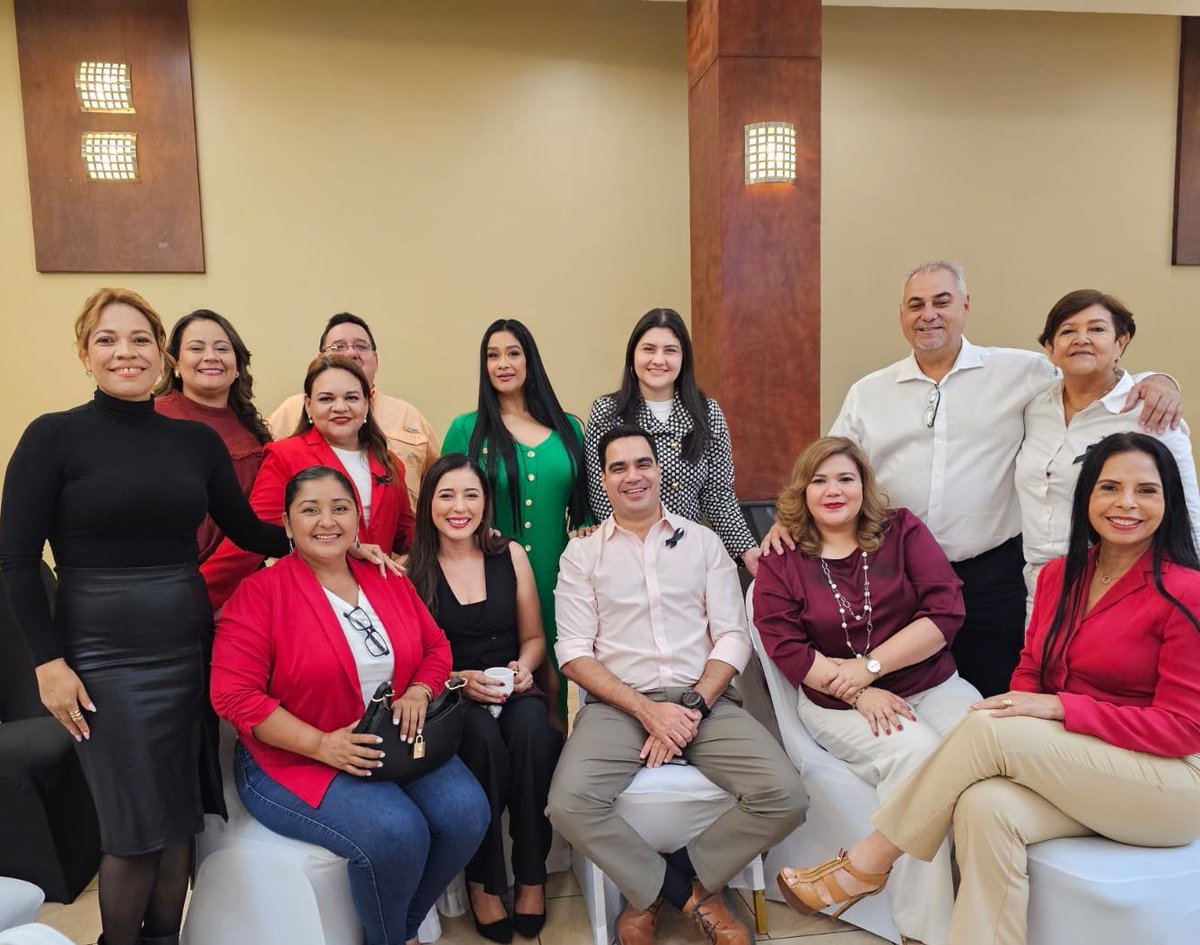 LidiaLopezHn's tweet photo. Hoy acompañamos al próximo presidente @SalvaPresidente y a la próxima primera dama @IroshkaElvir en un conversatorio en la Cámara de Comercio e Industrias de Cortes con empresarios de la zona norte para exponer el plan de gobierno 2026-2030. 🇦🇹 https://t.co/aezFipZwQ4