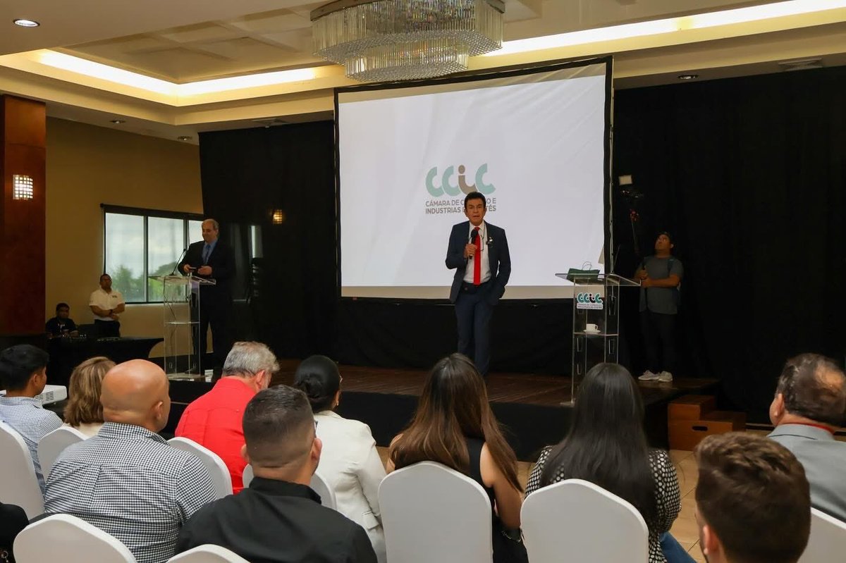 LidiaLopezHn's tweet photo. Hoy acompañamos al próximo presidente @SalvaPresidente y a la próxima primera dama @IroshkaElvir en un conversatorio en la Cámara de Comercio e Industrias de Cortes con empresarios de la zona norte para exponer el plan de gobierno 2026-2030. 🇦🇹 https://t.co/aezFipZwQ4