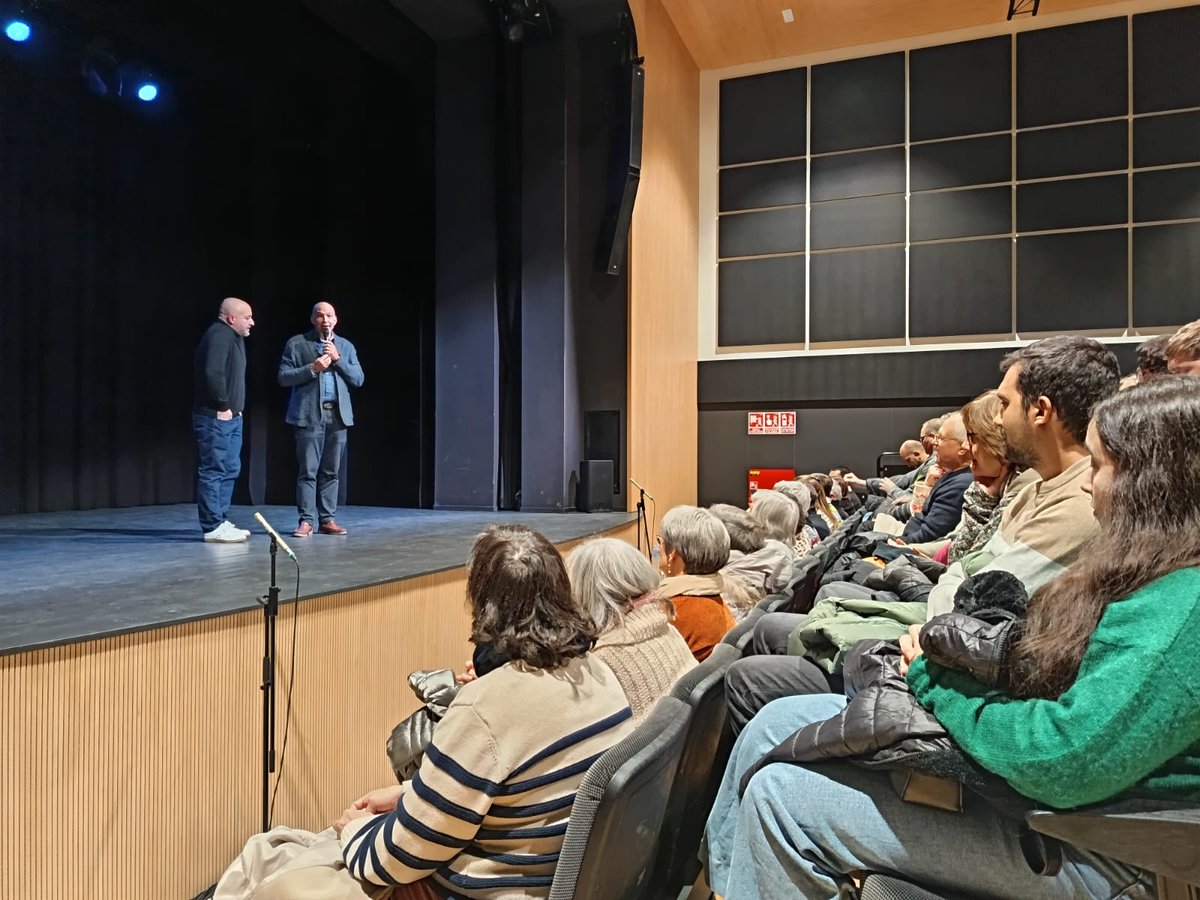 🎭✨ Dissabte, a #PratsdeLluçanès va tenir lloc la representació de l’obra La Majordoma, protagonitzada per l’actriu Rosa Renom i escrita i dirigida pel pradenc Josep Maria Miró.

[1/4] ⬇️