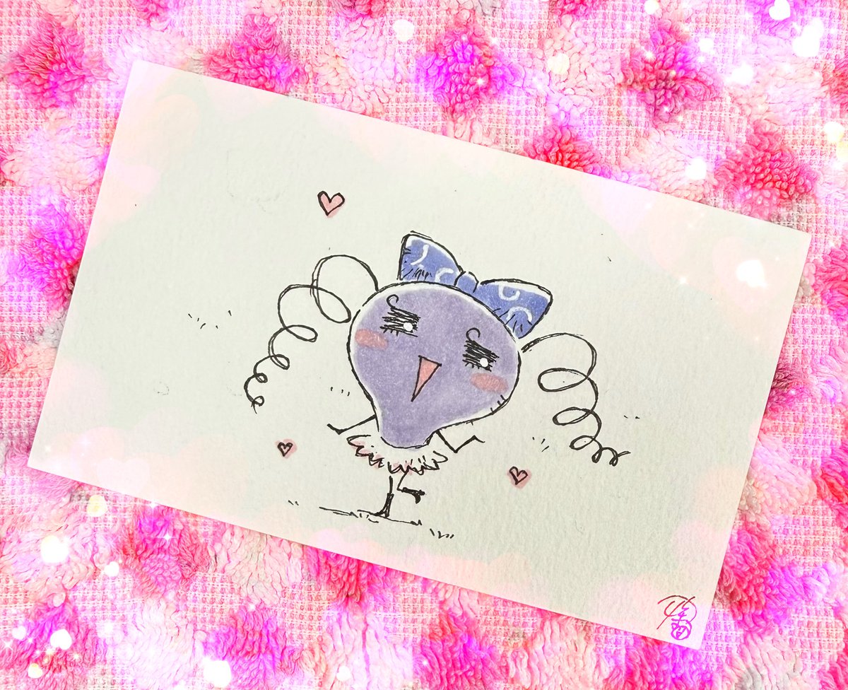 “まきこ”へのメッセージをありがとうございます🙏🏼
“まきこ”はちょいと特殊な経緯でキャラクターになりました
“〜っち”ではない名前は残りつつ、色や細かいデザインはブラッシュアップしていただいておりまする
ほかのたまごっちたちにも、それぞれ誕生秘話があるのじゃろなぁ✨
#たまごっち