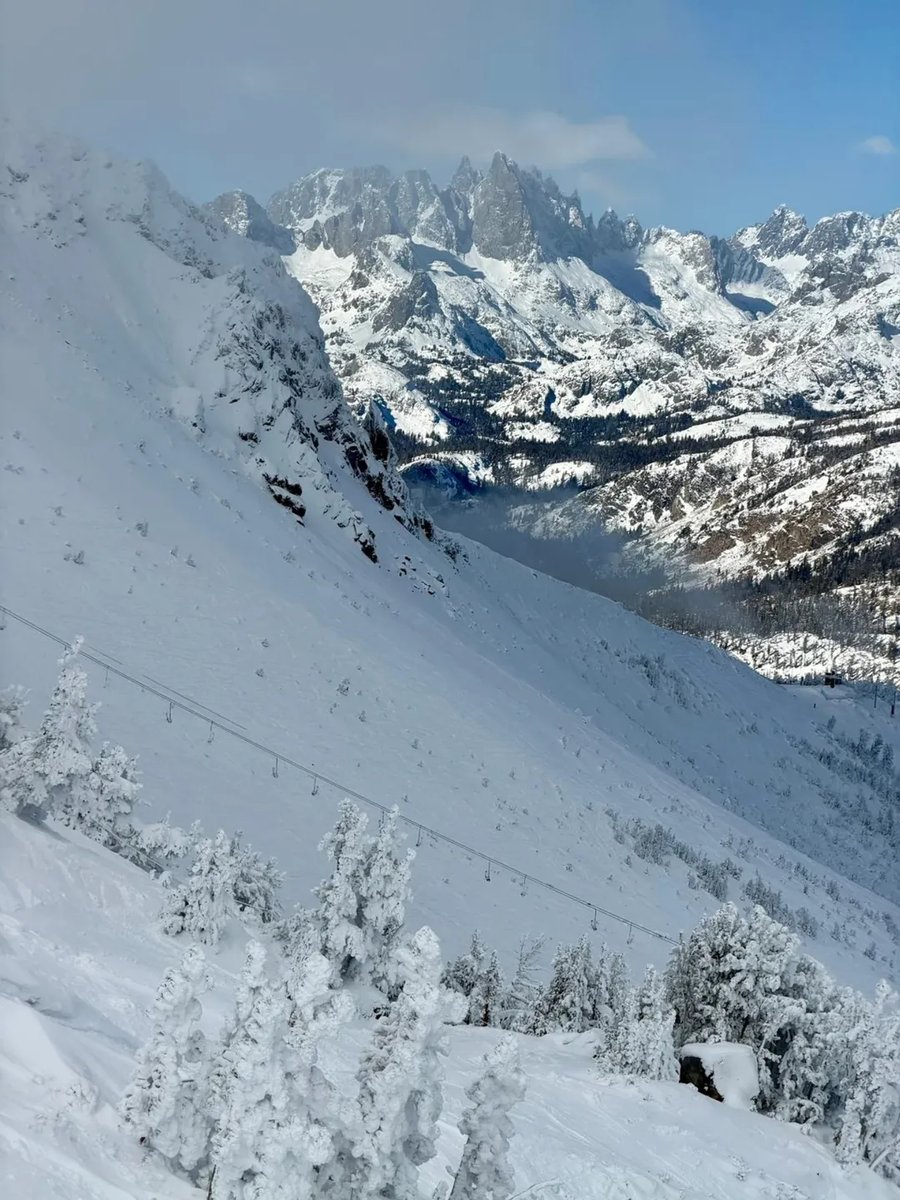 SnowBrains's tweet image. This weekend @MammothMountain &amp;amp; The Eastern Sierra, CA! 7 chairs open with 13 groomed runs and 58 trails available. Does Mammoth have the most terrain open in the USA right now?
📸 Stoke Log

#mammoth #bigmountains #ski #easternsierra #california #powder #snow