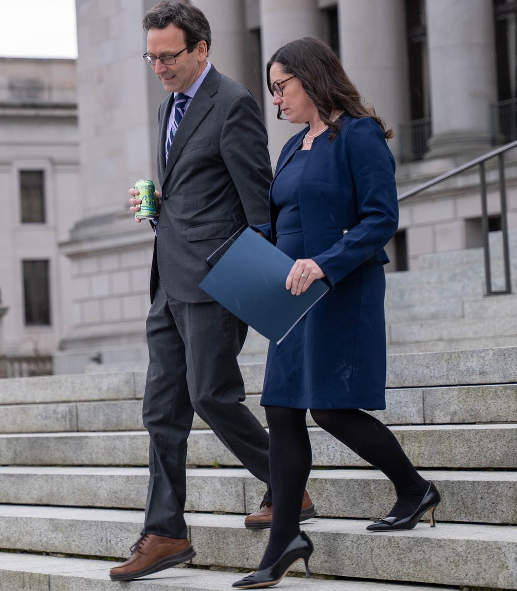 GovBobFerguson's tweet image. It was my privilege today to appoint Colleen Melody to the Washington Supreme Court.

When I was Attorney General, I established a Civil Rights Division. Colleen agreed to come and build it from the ground up. Now, by any fair measure, it&apos;s the best civil rights division in any…