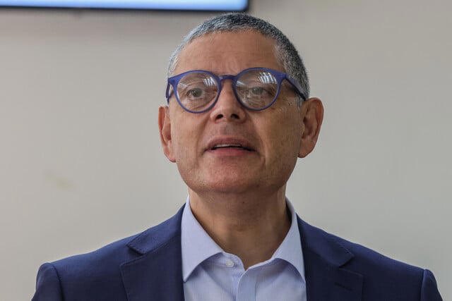 🇨🇱 🇨🇱 A pura licencia médica y cobrando $9.400.000.
Andrés Herrera, director del <a href="/SERNAC/">SERNAC</a>, presenta una nueva licencia en medio de duros cuestionamientos a su paupérrima gestión y de múltiples conflictos con trabajadores de la repartición, quienes incluso lo demandaron por la Ley