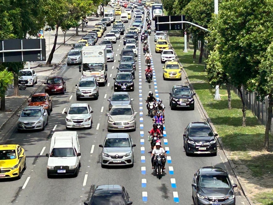 En #Brasil, como  en #Argentina, los motociclistas son las principales víctimas de los siniestros viales. Ellos, en vez de decir "no hay nada que hacer", hacen. Las "motofaixas" salvan vidas y por eso se implementan sostenidamente en sus grandes ciudades. 
#SeguridadVial