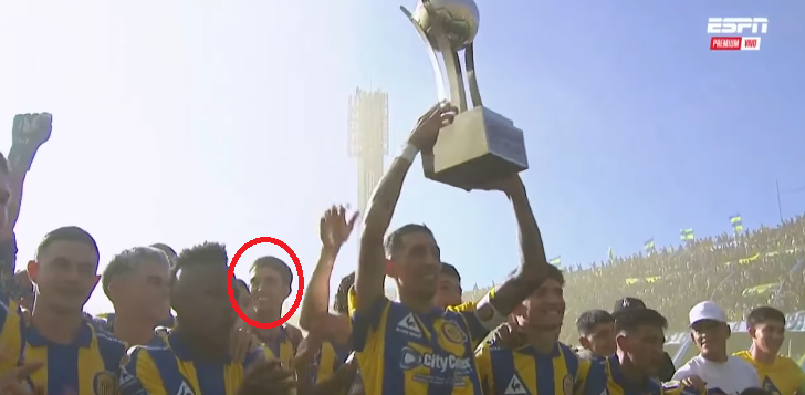 BotinesCABJ's tweet photo. Vos me estas diciendo que Komar, el mismo que no queria recibir una medalla jugando para Boca, ayer estaba sonriendo y festejando el "titulo" de Rosario Central?
Na, imposible. https://t.co/2VQRMyE2Dj