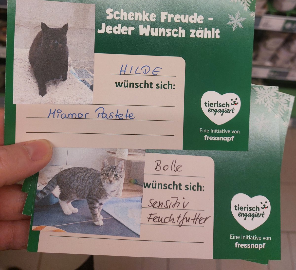 Heute Futter fürs Vogelhäuschen geholt und gesehen, dass Fressnapf wieder eine Weihnachtsaktion hat 🙏

Ein Weihnachtsbaum voll mit Wünschen von Tieren aus dem Tierheim 🎄

Klare Empfehlung, das bei eurem Fressnapf auszuchecken 🐱