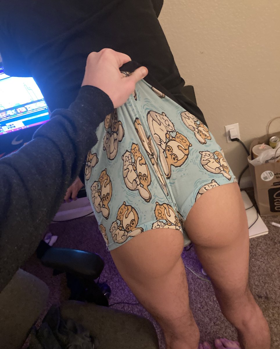 AtomicTwink98's tweet photo. Quick throw back to that one time after so long I was finally able to convince my old roomie (who also was a FWB at the time) to let me wedgie him; was so much fun playing with his undies 🤤🤤 he also may not know I took pics 🤫🤫
#wedgie #wedgieguy #pantless #booty https://t.co/1Ar35G2p3n