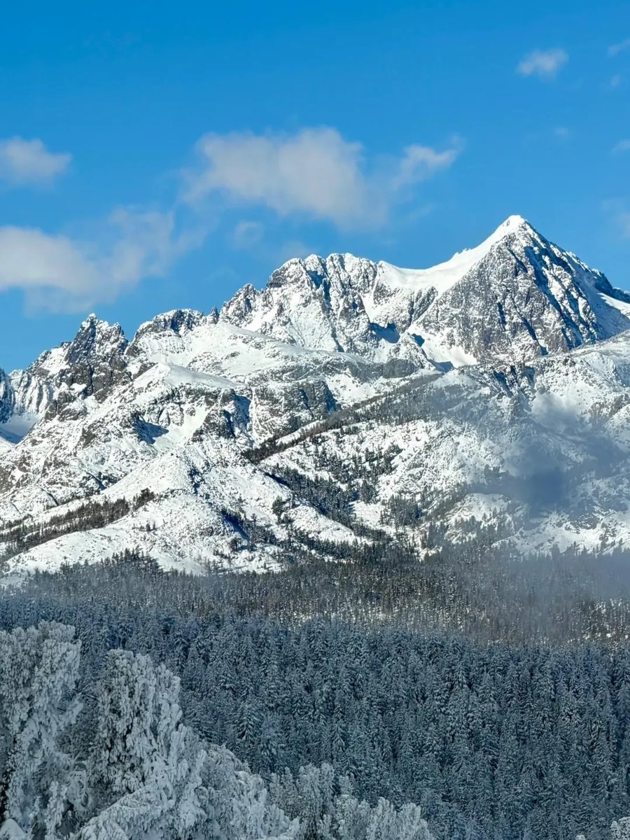 SnowBrains's tweet image. This weekend @MammothMountain &amp;amp; The Eastern Sierra, CA! 7 chairs open with 13 groomed runs and 58 trails available. Does Mammoth have the most terrain open in the USA right now?
📸 Stoke Log

#mammoth #bigmountains #ski #easternsierra #california #powder #snow