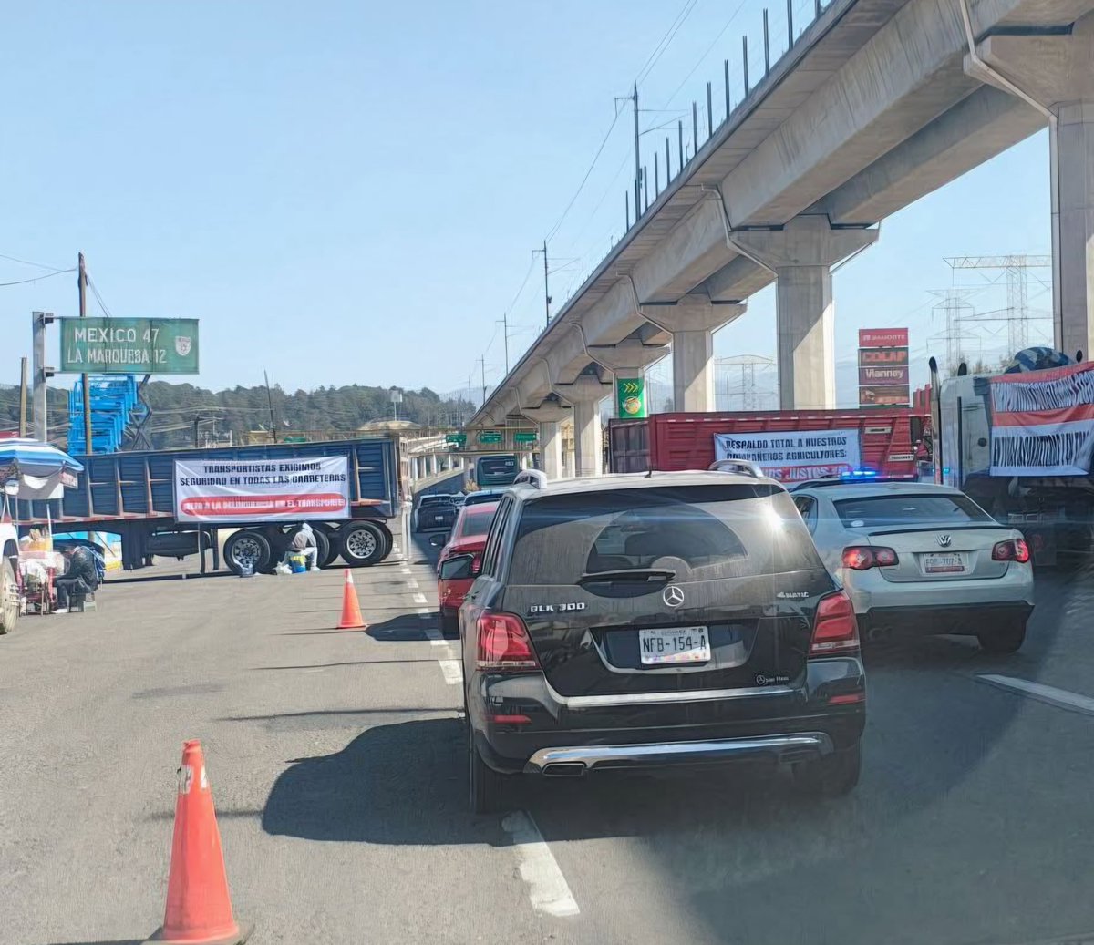 Sobre el mega bloqueo:
La México-Puebla con manifestación en la virgen dirección CDMX, un carril para pasar. Dirección Puebla, libre desde la Zaragoza.
La México-Toluca con bloqueo dirección CDMX, un carril para pasar. Dirección Toluca totalmente libre. 
Circule con precaución.
