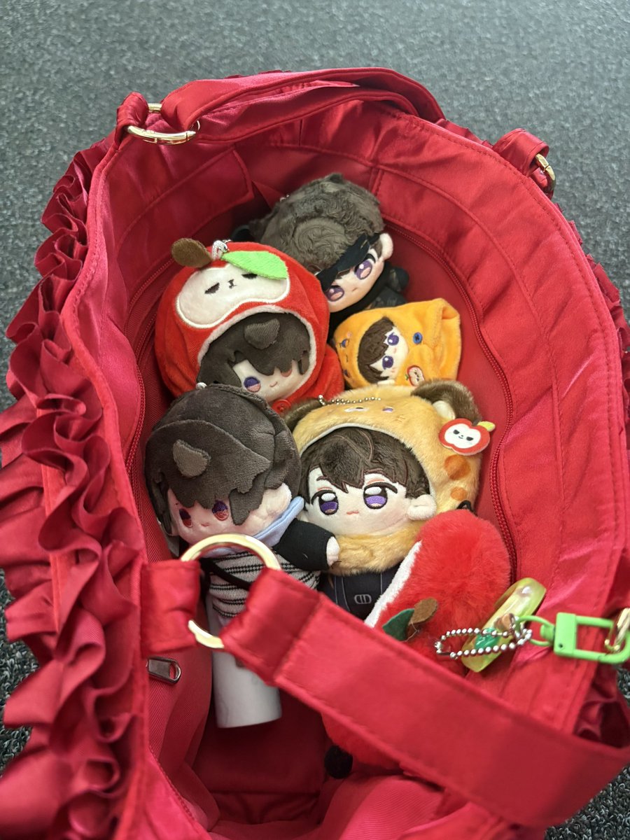 xiaowry's tweet photo. Ah yes me and my bag of emotional support Caleb’s https://t.co/m9aSOOtdQr