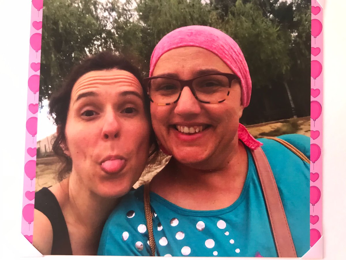 Tengo una estrella que siempre me cuida.
Hasta en este pozo sin fondo en el que me sumerge la vida.
Ella mira desde lo alto.
Ayudándome a subir arriba.