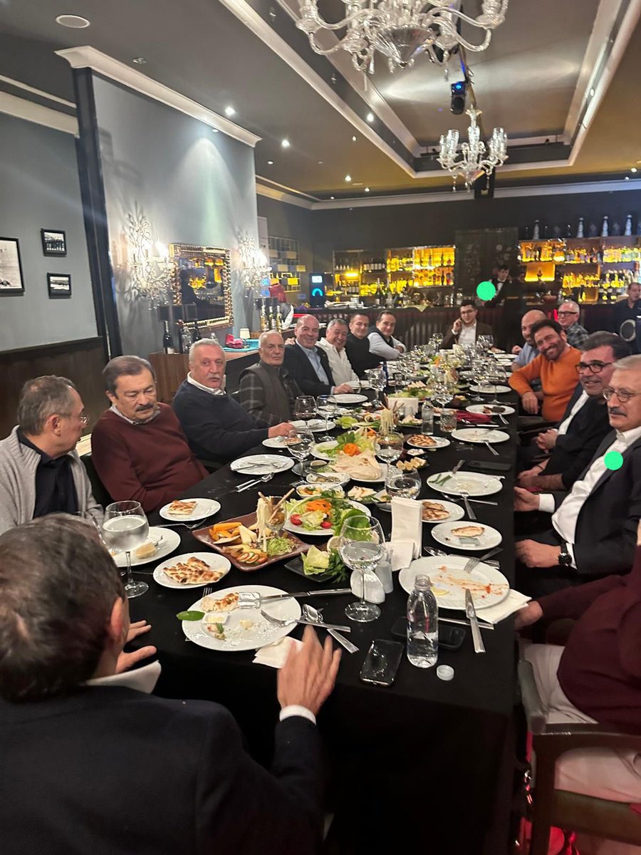 emrullaherdinc's tweet image. ⚫️ Yargı Sofrasında Kim Kiminle?

▪️Bursa Başsavcısı Ramazan Solmaz, oğlu avukat Ali Faruk Solmaz, yanında eski HSK üyesi Ömür Topaç… Karşılarında ise Mehmet Ağar.
Aralarında iş insanların da olduğu kalabalık bir masada toplanan bu isimler için “sadece dostane bir akşam yemeği”…