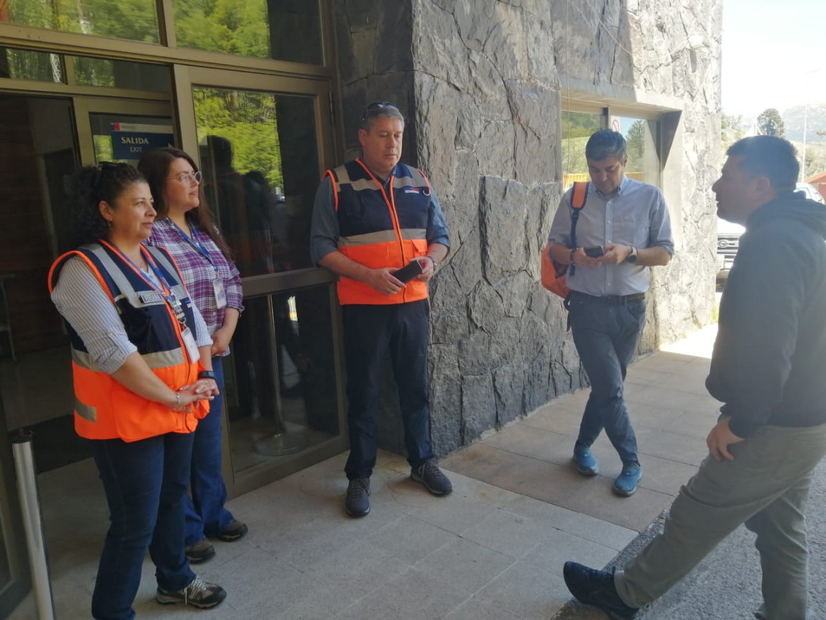 Senapredaraucan's tweet photo. Durante esta jornada, nuestro Director Regional se reunió con el alcalde de la comuna de #Curarrehue, con el fin de reforzar la #GRD a través de la coordinación y acuerdos para la ejecución del programa social 2026 https://t.co/aOTQTDQCUF