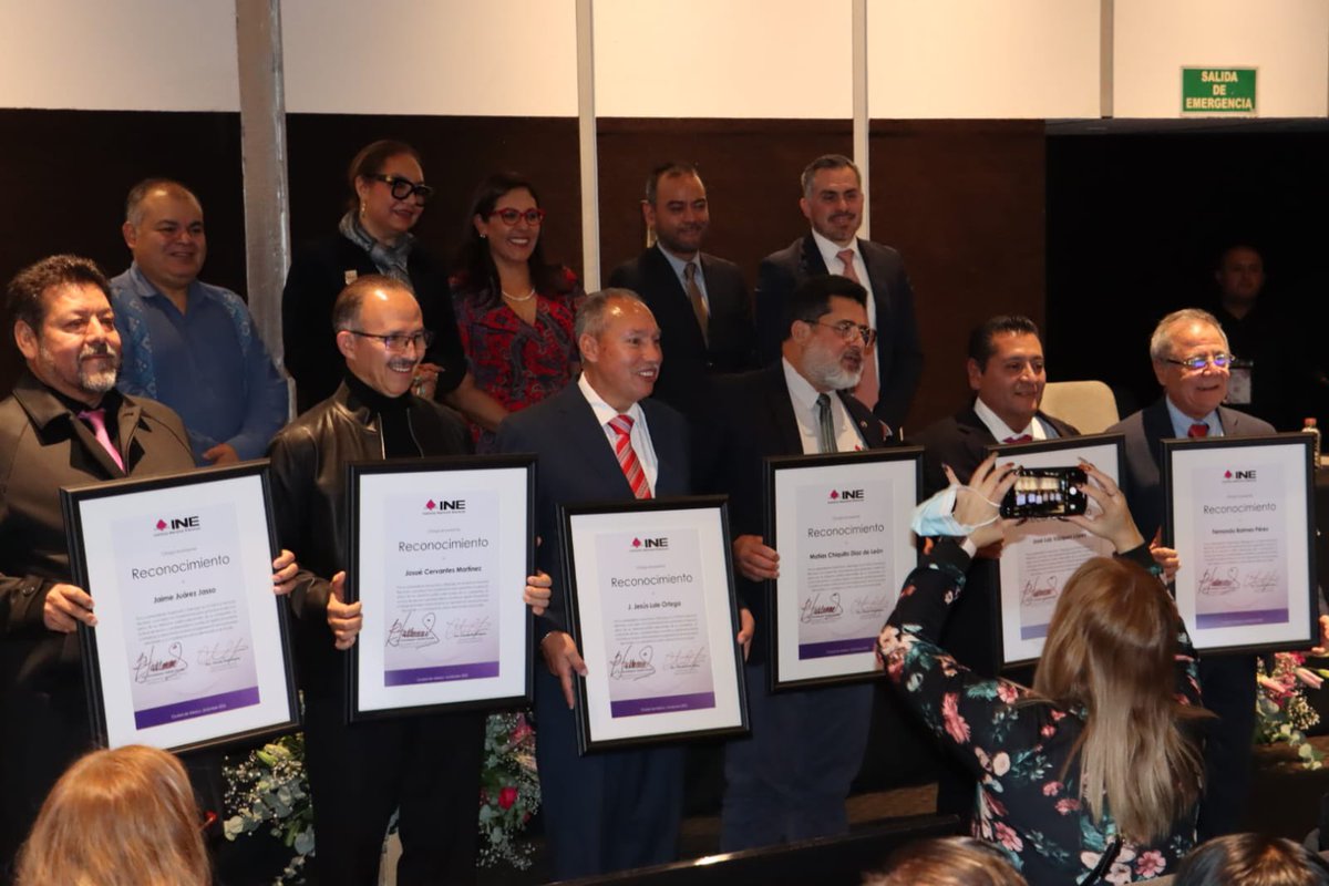 jl_vazquezl's tweet image. El viernes participé en la ceremonia de despedida del @INEMexico para quienes concluimos nuestro ciclo en el SPEN. Un acto breve pero significativo que reconoció décadas de trabajo. Agradezco a colegas y autoridades su apoyo y compañía.