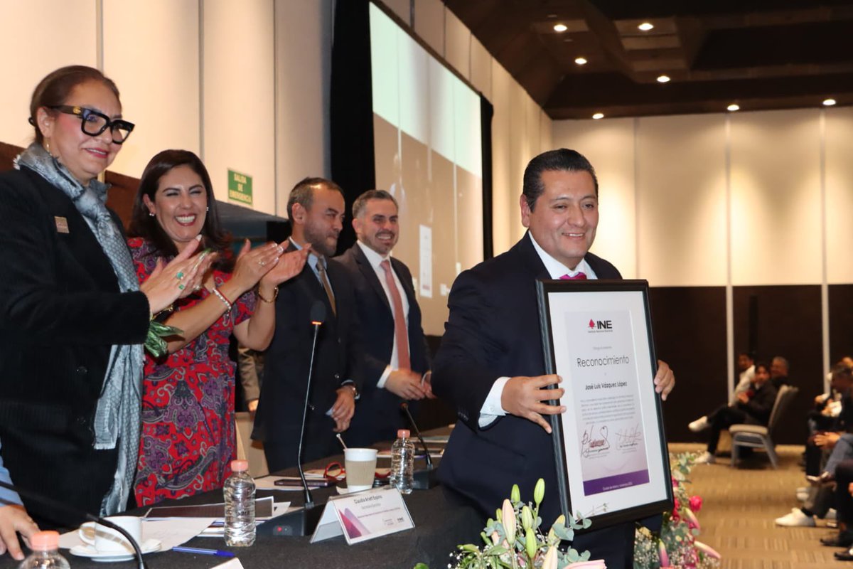 jl_vazquezl's tweet image. El viernes participé en la ceremonia de despedida del @INEMexico para quienes concluimos nuestro ciclo en el SPEN. Un acto breve pero significativo que reconoció décadas de trabajo. Agradezco a colegas y autoridades su apoyo y compañía.