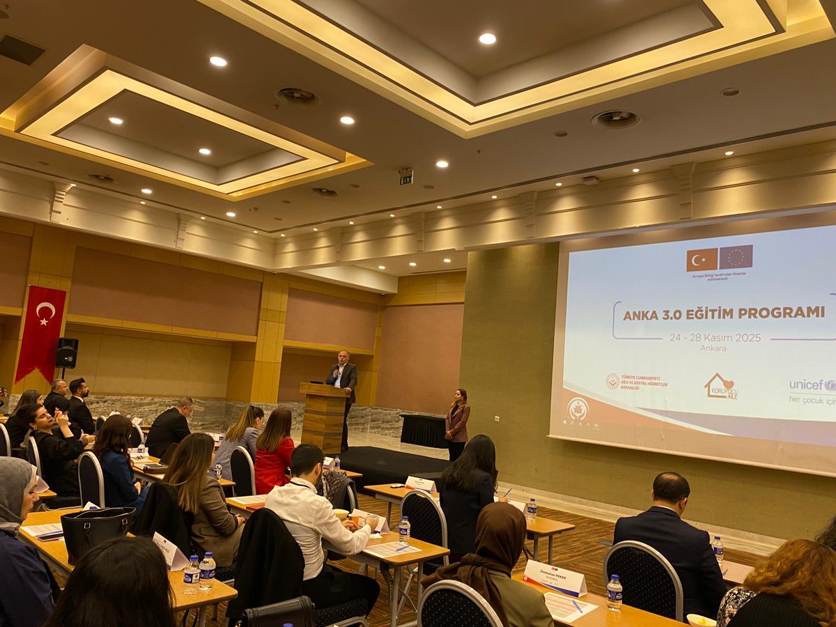 ASHB_COCUK's tweet photo. 📍 ANKA 3.0 Çocuk Destek Programı-Eğitici Eğitimi, Ankara

Bakanlığımıza bağlı tüm çocuk kuruluşlarında hayata geçireceğimiz, çocukların günlük yaşamlarını programlayan ve yaşadıkları travmaların sağaltılması için psikososyal destek süreçlerini yapılandıran ANKA Çocuk Destek Programını yaygınlaştırmak ve sahada daha etkin uygulanmasını sağlamak amacıyla Türkiye’nin dört bir yanından katılan 115 eğitimci adayıyla Ankara’da bir araya geldik.
Genel Müdürümüz Sayın Ayşegül Yıldırım Kara’nın katılımıyla başlayan eğitimlerde katılımcılar, programın içeriği, uygulama yöntemleri ve çocukların psiko-sosyal gelişimini destekleyen çağdaş yaklaşımlar üzerine kapsamlı eğitimler alacak. Unicef'in desteklediği program 5 gün sürecek.

Eğitimlerin sonunda tüm katılımcıların ANKA 3.0’ı sahada standart ve etkin şekilde uygulayabilecek donanıma ulaşması hedefleniyor. ANKA 3.0, çocuklarımızın güçlendirilmesine yönelik yenilikçi yaklaşımıyla eğitimcilerimize güçlü bir rehber olmaya devam ediyor.

@tcailesosyal  @ayildirimkara @unicefturk