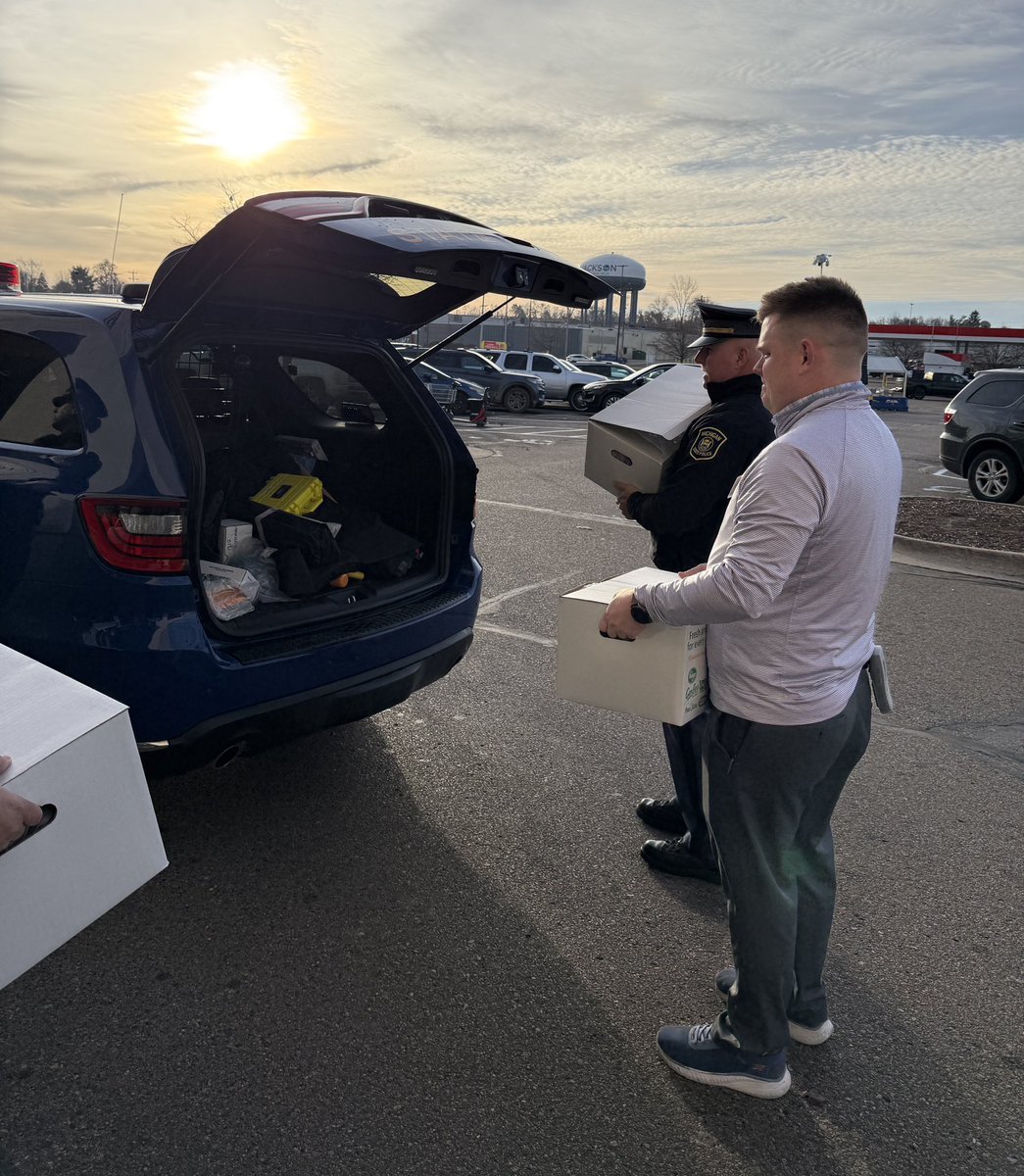 MSPFirstDist's tweet image. On Monday, November 24, MSP Jackson Post partnered with Kroger Store #680 in Jackson to ensure 20 families in the area enjoy a wonderful Thanksgiving. Kroger generously donated 20 complete Thanksgiving meals, each able to feed a family of 4–6 people. Troopers from the Jackson…