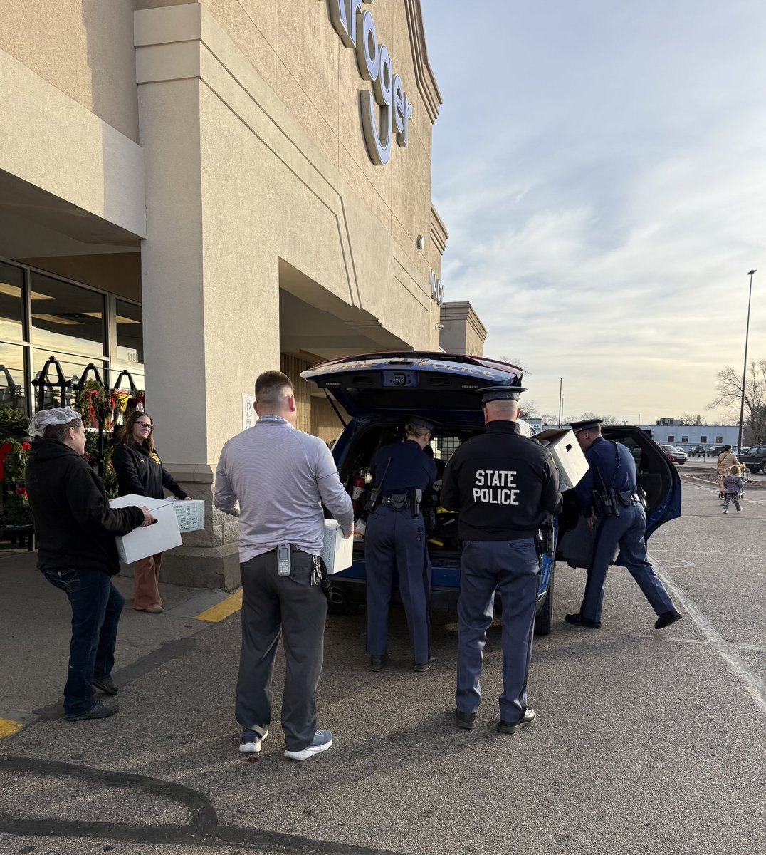 MSPFirstDist's tweet image. On Monday, November 24, MSP Jackson Post partnered with Kroger Store #680 in Jackson to ensure 20 families in the area enjoy a wonderful Thanksgiving. Kroger generously donated 20 complete Thanksgiving meals, each able to feed a family of 4–6 people. Troopers from the Jackson…