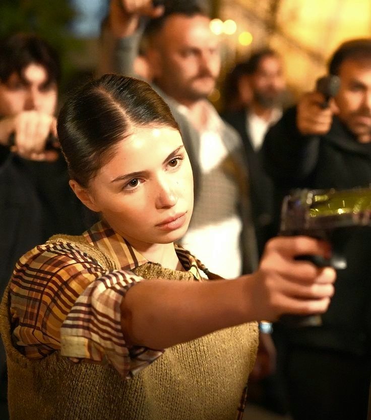 Sevcanın 6 yıldır uğraştigi milleti tehdit ettiği furtuna gelini olma şerefine düşmanlık yaparak ulaştı 
kralicedir mesela