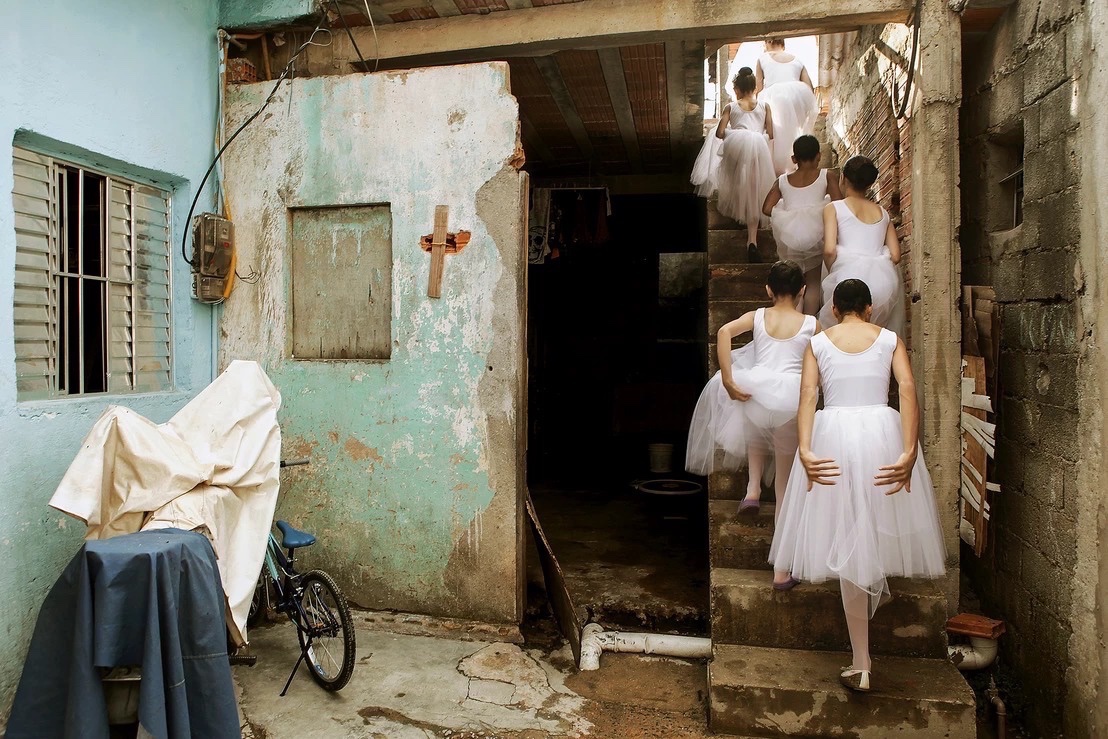 eyeonaxis_'s tweet image. Ballet in the favela, São Paulo, Brasil | Alex Almeida