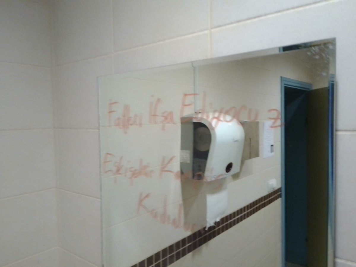 Eskişehir Kampüs Kadınları 25 Kasım Kadına Şiddete Mücadele Günü öncesinde erkek tuvaletlerine "Failleri İfşa Ediyoruz"  yazdı.