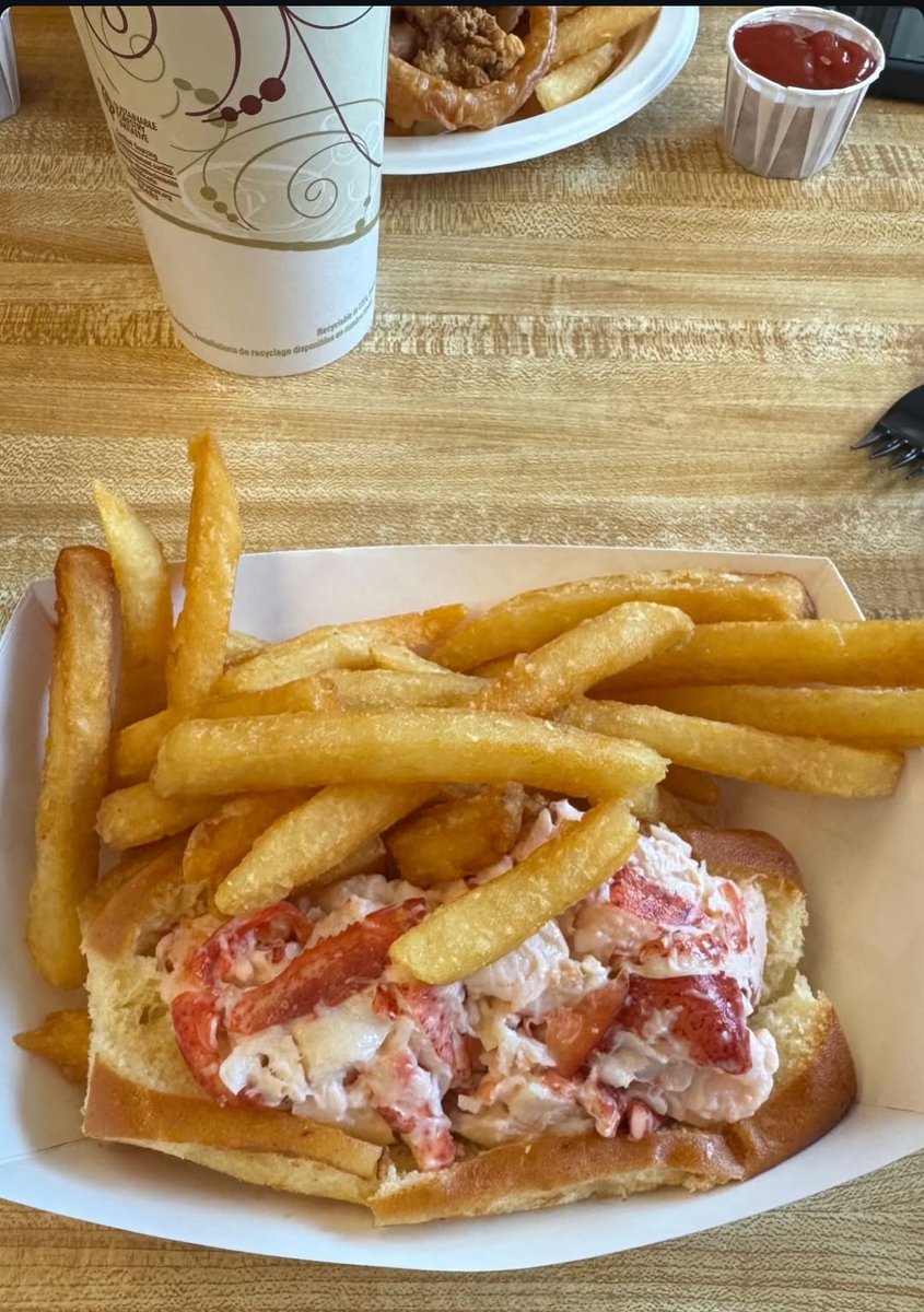 XyloRen_13's tweet image. Lobster roll #MondayVibes #food
#foodie #lobsterroll #hungry #lunch #LunchBreak